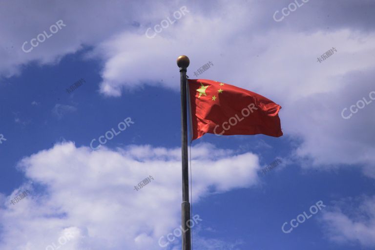 场景类：中国美术馆门前国旗在蓝天下飘扬