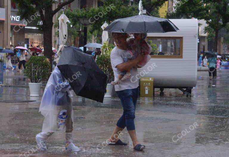 新闻类：台风“杜苏芮”带来强降雨，京城启动暴雨红色预警