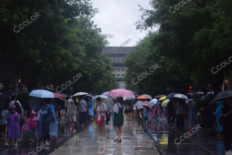 新闻类：台风“杜苏芮”影响北京，雨中的前门商业街