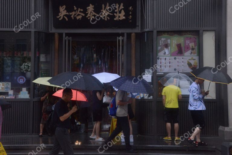 新闻类：台风“杜苏芮”影响北京，雨中的王府井商业街
