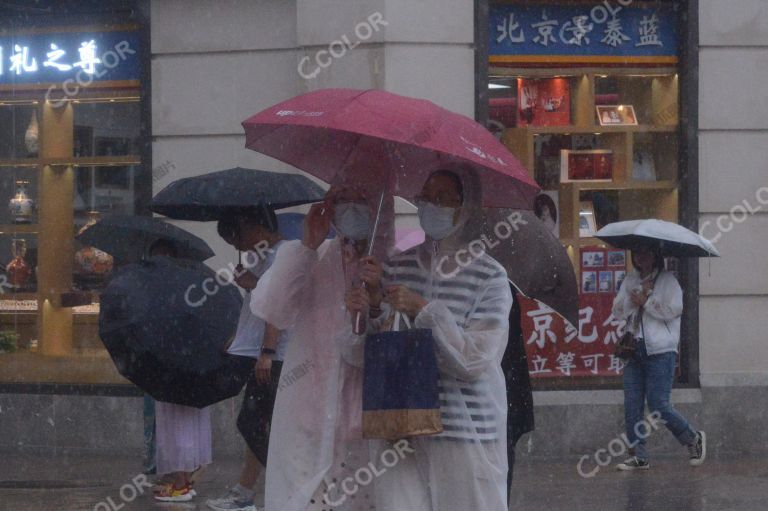 新闻类：台风“杜苏芮”影响北京，王府井商业街雨中行人