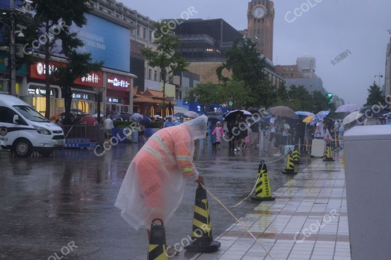 新闻类：台风“杜苏芮”影响北京，雨中的王府井商业街