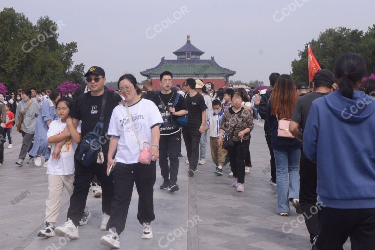 国庆节期间，天坛公园丹陛桥上的游客
