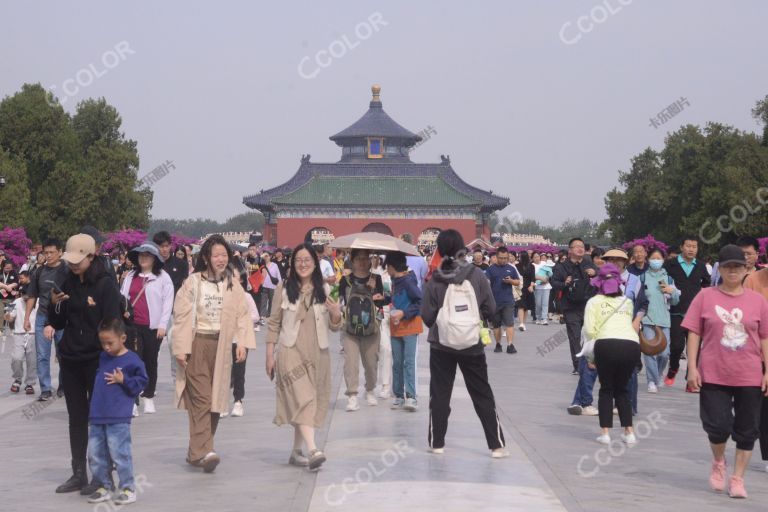 国庆节期间，天坛公园丹陛桥上的游客
