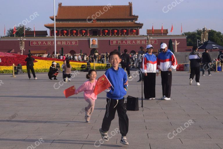 2023年国庆节期间，天安门广场上的少年儿童