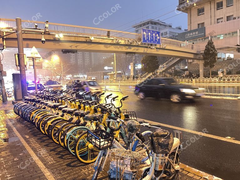 北京雪后共享单车