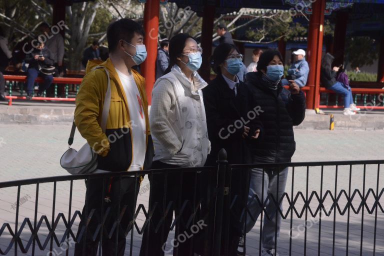 春节过敏和花粉过敏防护，春季公园内戴口罩的游客