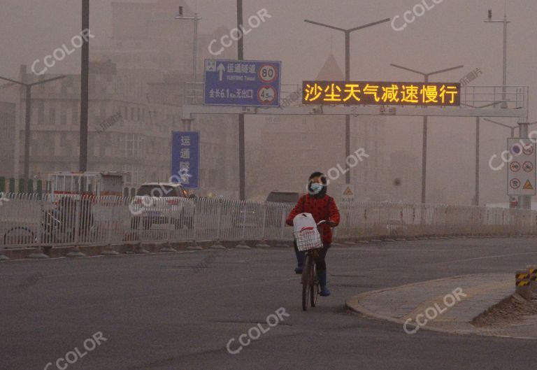 极端天气，沙尘天气中骑自行车的市民