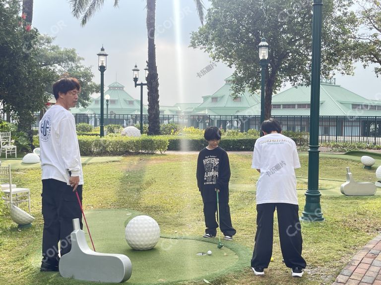 日本小孩在玩高尔夫球